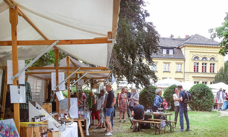 Der 8. Kunstmarkt der Generationen findet am Gutshaus Lichterfelde statt. Foto: Stadtteilzentrum Steglitz