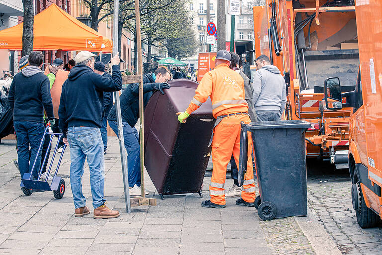 An den Kieztagen können Sperrmüll, Altholz, Matratzen etc. entsorgt werden und es gibt einen Tausch- und Verschenkmarkt. Foto: BSR