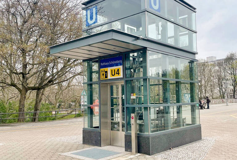 Barrierefrei und denkmalgerecht auf den Bahnsteig am Rathaus Schöneberg. Foto: Martin Renz / BVG