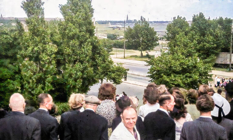 Groß und Klein faszinierten die Luftbrücken-Flugzeuge, die das Überleben sicherten – am Sonntag ging es 1949 zum Flughafen Tempelhof, mit bestem Blick vom S-Bahnhof Tempelhof auf das Flugfeld. Archiv Hans-Ulrich Schulz