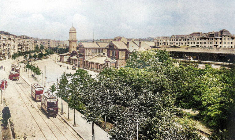 Der Bahnhof Charlottenburg auf einer historischen Postkarte. Aus: Charlottenburg in königlicher und kaiserlicher Zeit von Clemens-Maria und Michael Peuser