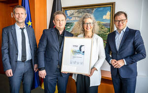 Carsten Losch und Alexandra Knauer (Mitte) mit Land der Ideen Geschäftsführer Dr. Phillipp Mehne (links) und Staatsminister Carsten Schneider (rechts). Foto: Deutschland – Land der Ideen/Bernd Brundert