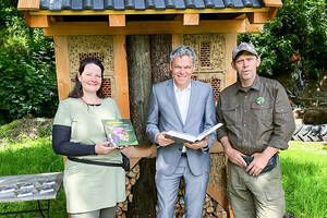 Nicole Peuker (pädagogische Leitung der Naturschutz und RangerStation Marienfelde), Bezirksbürgermeister Jörn Oltmann (Mitte) und NaturRanger Björn Lindner. Foto: BATS