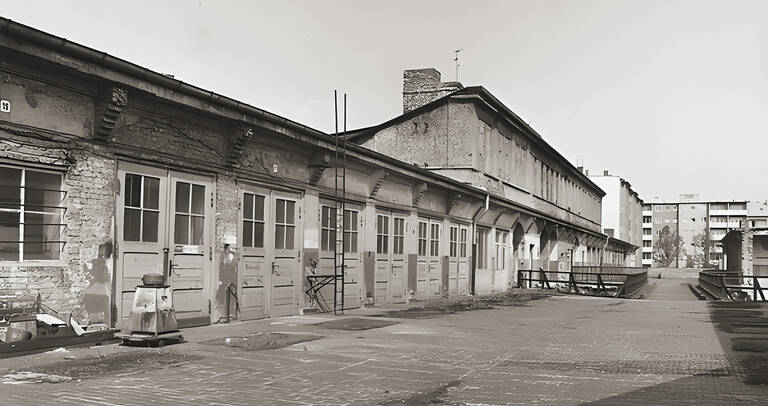 In den Garagen an der Seesener Straße wurden Lastwagen zu mobilen Gaskammern umgebaut. Foto: Hans Seiler