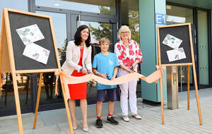 v.l.n.r. Katharina Günther-Wünsch, der Schülersprecher der Biesalski-Schule und Cerstin Richter-Kotowski. Foto: BASZ