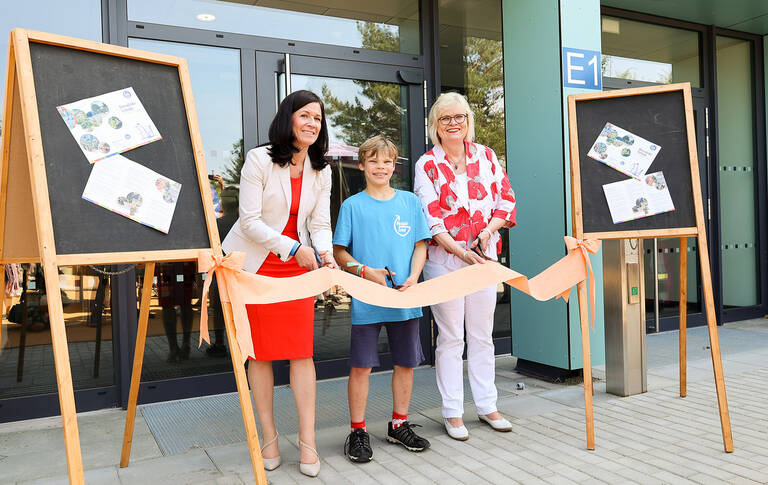 v.l.n.r. Katharina Günther-Wünsch, der Schülersprecher der Biesalski-Schule und Cerstin Richter-Kotowski. Foto: BASZ