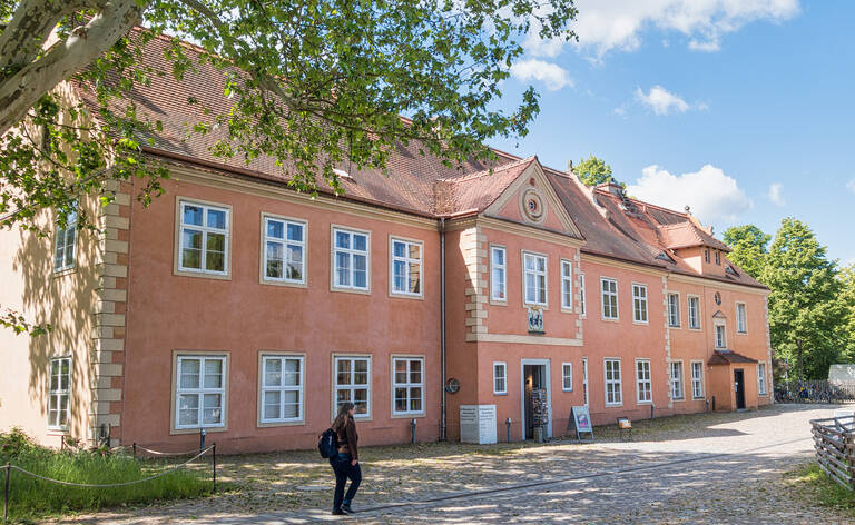 Die Ausstellung wird im Herrenhaus gezeigt.