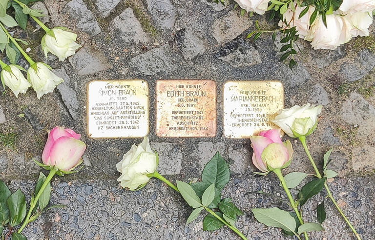 Die Stolpersteine für Simon und Edith Braun sowie Marianne Brach vor dem Haus Hartmannstraße 35.