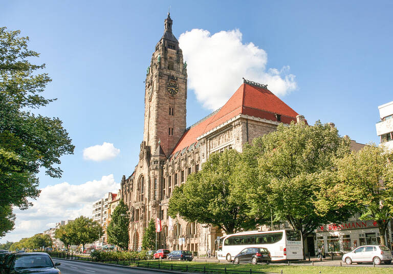 Die Ausstellung „Demokratie ist eine Mitmacht“ wird bis zum 11. September im Rathaus Charlottenburg gezeigt.