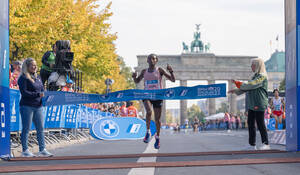 Tigist Assefa siegte beim Berlin-Marathon 2022 mit neuem Streckenrekord. Foto: SCC EVENTS/camera4/Tilo Wiedensohler