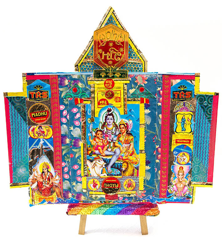 Im Café Bilderbuch werden unter anderem farbenprächtige Ökollagen mit indischen Motiven gezeigt.