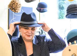Petra Benz und ihre Hüte. Foto: Hutmanufaktur Petra Benz
