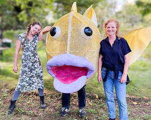 Haben mindestens genauso viel Spaß wie die jungen Theaterfest-Gäste: Nadine Aßmann (l.), Heike Falkenberg und GoldOni. Foto: Koll.Barnay