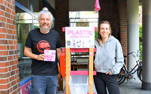 An der Plastiksammelstation Berliner Straße 82: Jessica Iff und Karl Maurer vom NBH Wannseebahn e. V. – im Einsatz für Jugendliche und Umwelt.