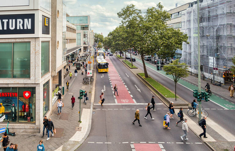 Schloßstraße: Fußgänger, Radfahrer, Busse und Autos teilen sich den öffentlichen Raum.