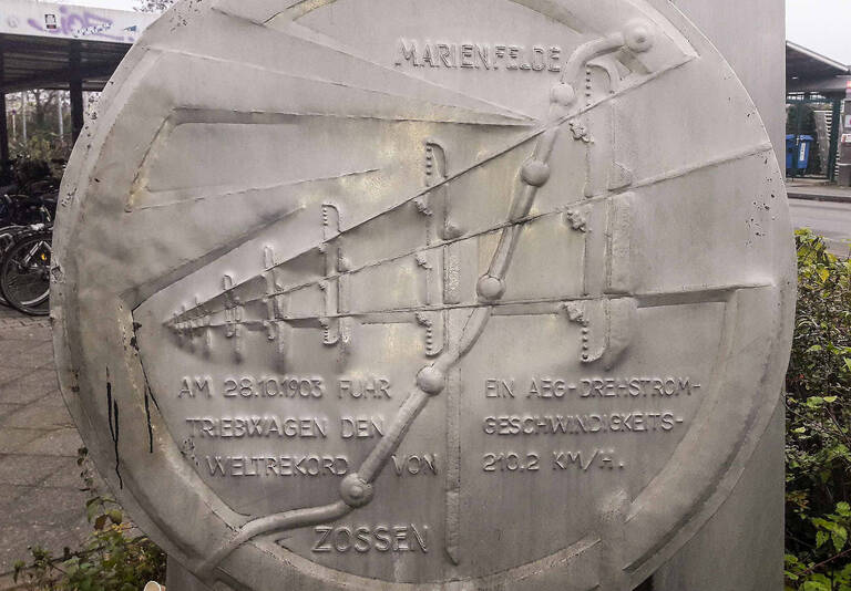 Denkmal zur Erinnerung an den Geschwindigkeitsweltrekord von 1903. Foto: Dieter Weißbach, CC BY-SA 4.0