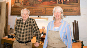 Veronika Büttner und Andreas Hermert arbeiten Hand in Hand zum Erhalt historischer Möbel und Tasteninstrumente.