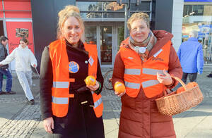 Bezirksbürgermeisterin Kirstin Bauch und Gleichstellungsbeauftragte Katrin Lück beim Orange Day 2022. Foto: BACW