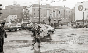 Straßenszenen in Schöneberg aus dem Jahr 1967. Im Hintergrund ist der Sportpalast zu sehen, der 1973 abgerissen wurde. Foto: Jürgen Henschel, Archiv Museen Tempelhof-Schöneberg