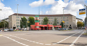 Der rote Eingang zum U-Bahnhof setzt einen Kontrapunkt zu den großen Verwaltungsgebäuden in der Umgebung.