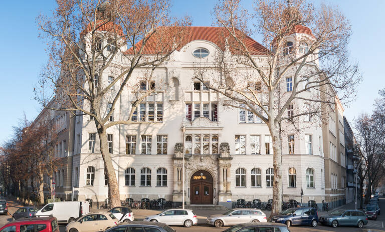 Die Volkshochschule am Barbarossaplatz.