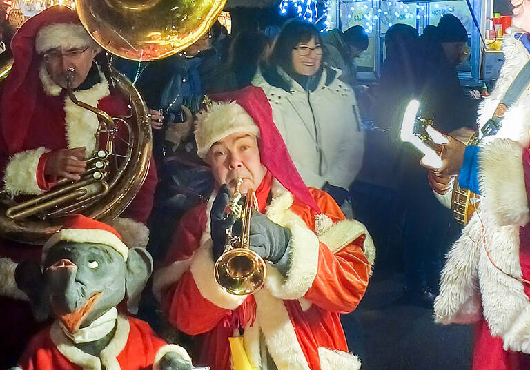 Jochen, der singende Weihnachts-Elefant und die Jazz-Nikoläuse. Foto: Family and Friends e. V.