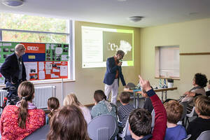 Jörg Ackermann und Daniel Buchholz beim Quiz mit Schülerinnen und Schülern. Foto: BAST