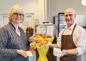 Bezirksstadträtin Cerstin Richter-Kotowski mit Café-Betreiber Holger von MOSAIK. Foto: BA SZ