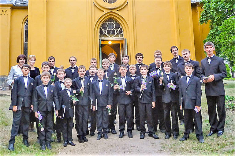 Foto-Erinnerung an den Wolgograder Knabenchor vor der Johanneskirche in Schlachtensee. Foto: Arbeitskreis Wolgograd