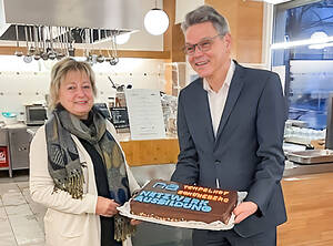 Sabine Hiersemann und Bezirksbürgermeister Jörn Oltmann präsentieren die Jubiläumstorte. Foto: BA TS