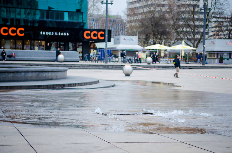 Rohrbruch auf dem Alexanderplatz im Jahr 2015. Foto: Berliner Wasserbetriebe