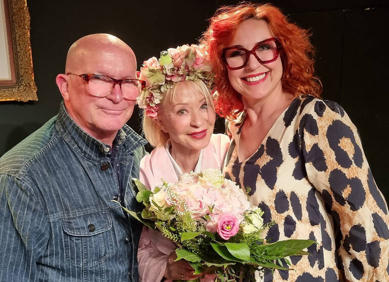 Ronald und Monika Uecker mit der Berliner Modedesignerin und Entertainerin Monella Caspar (m.). Foto: TUT