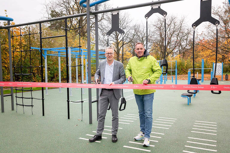 Universitätspräsident Prof. Dr. Günter M. Ziegler (links im Bild) und der Direktor der Zentraleinrichtung Hochschulsport Christian Mundhenk eröffnen Outdoor-Fitnessanlage an der Freien Universität Berlin. Foto: Bernd Wannenmacher