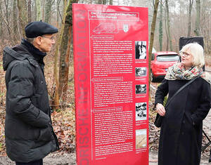 Enthüllung der Informationsstele am 13. Dezember mit Prof. Dr. Michael Wolffsohn und Bezirksstadträtin Cerstin Richter-Kotowski. Foto: BA ST