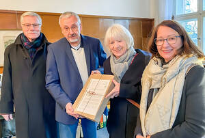 Jutta Gödicke (r.), Andrea Kuner, Walter Kaschubat vom Bündnis für einen lebendigen Kranoldplatz und René Rögner-Francke, BVV-Vorsteher Steglitz-Zehlendorf (2.v.l.). Foto: Ulrike Meyer