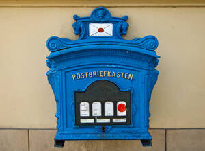 Historischer Briefkasten am Bahnhof Mexikoplatz. Diese Briefkästen gab es nach 1890.
