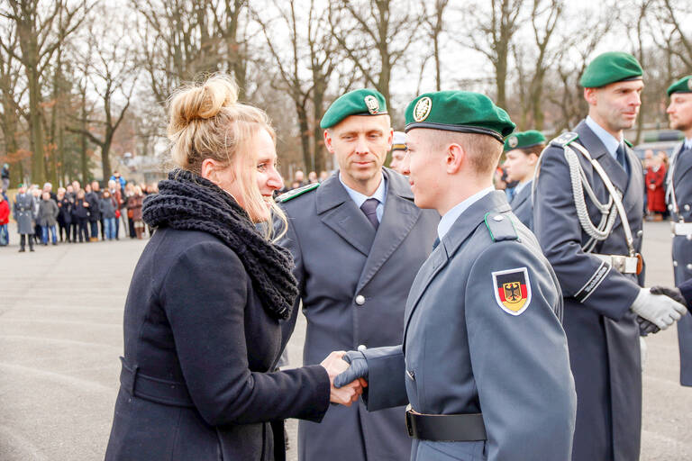 Kirstin Bauch bei der 5. Kompanie des Wachbataillons beim Bundesministerium der Verteidigung. Foto: Wachbataillon BMVg Informationsarbeit