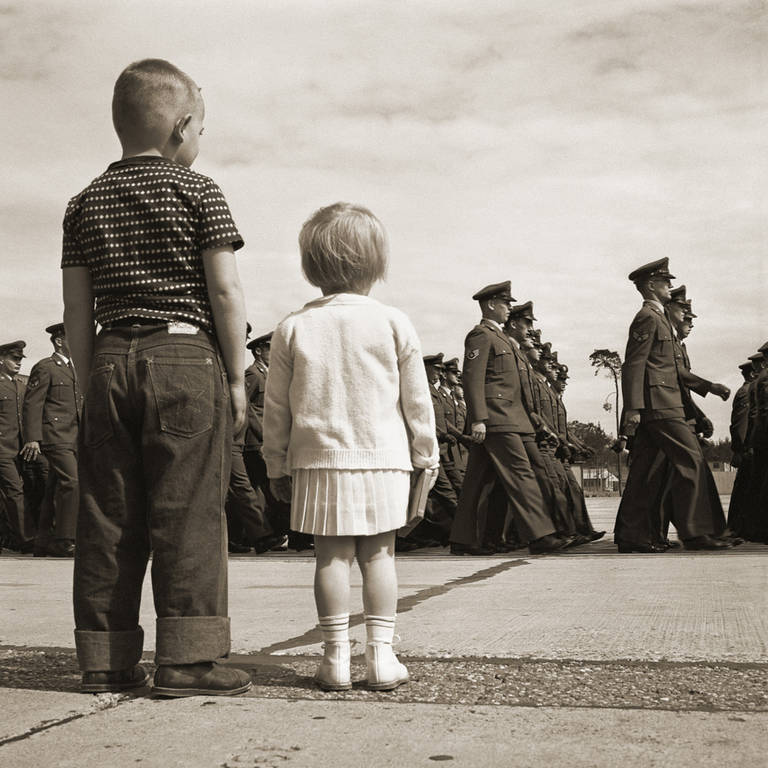 Soldatenkinder während einer Militärparade, Luftstützpunkt Landstuhl, 1954, AlliiertenMuseum, Sammlung Provan. © US Army