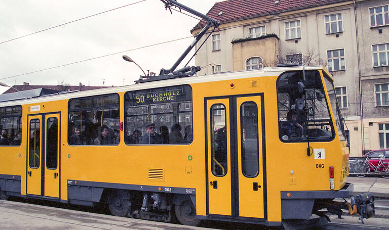 1994 ein Hingucker: Die erste Straßenbahn im neuen BVG-Gelb. Foto: BVG-Archiv