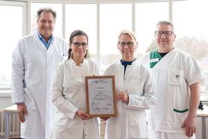 Das Team des Helios Klinikums Emil von Behring ist stolz auf das Zertifikat: v.l.: Prof. Holger Rüssmann, Dr. Cathleen Thätner, Dr. Wiebke Nehls, Steffen Zschörnig. Foto: Dirk Pagels