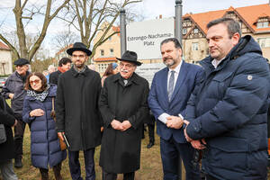 Alexander und Andreas Nachama, beide mit Hut, daneben Gideon Joffe und Bezirksstadtrat Urban Aykal. Foto: BA SZ