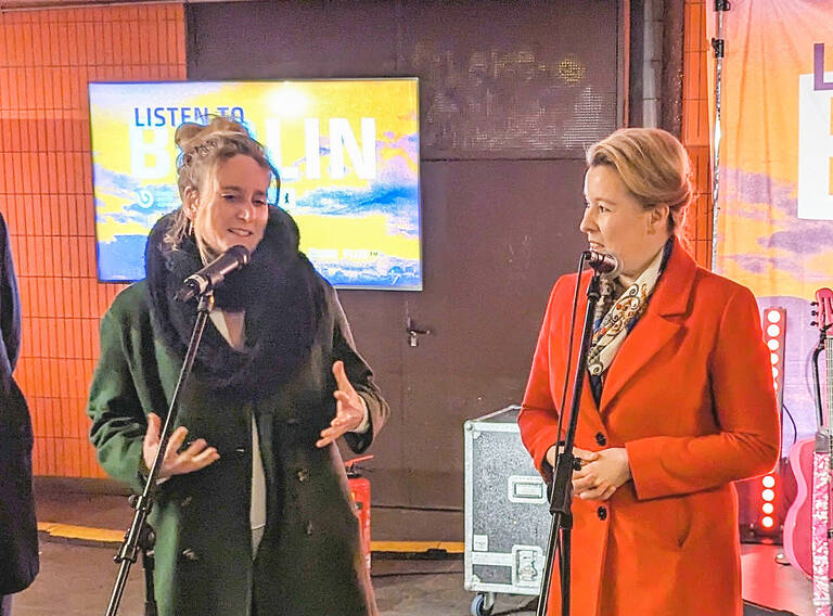 Kirstin Bauch mit Franziska Giffey, Senatorin für Wirtschaft, Energie und Betriebe. Foto: BACW