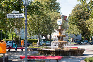 Auf dem Ludwig-Beck-Platz mit seinem Wappenbrunnen wird am 7. April Kunsthandwerk angeboten.