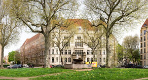 Volkshochschule am Barbarossaplatz.