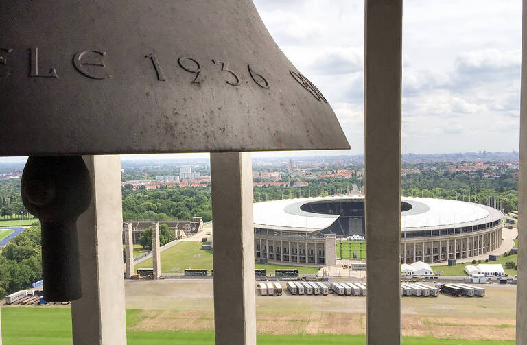 Der imposante Olympia-Glockenturm wurde 1934 – 1936 erbaut. Foto: Manfred Uhlitz