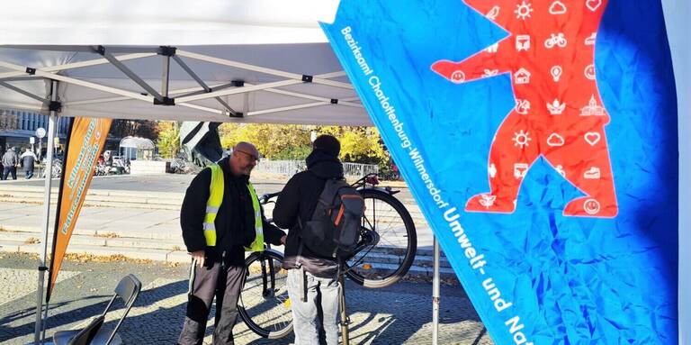 Die mobile Servicestation des Team Wendepunkt ist jetzt jeden Donnerstag wieder am Ernst-Reuter-Platz für Sie da. Foto: BA CW