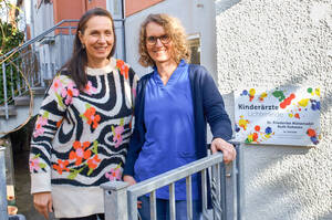 Lotsin Mara Kowalewsky (l.) und Ärztin Dr. Friederike Nützenadel machen sich gemeinsam für Eltern und Kinder stark.