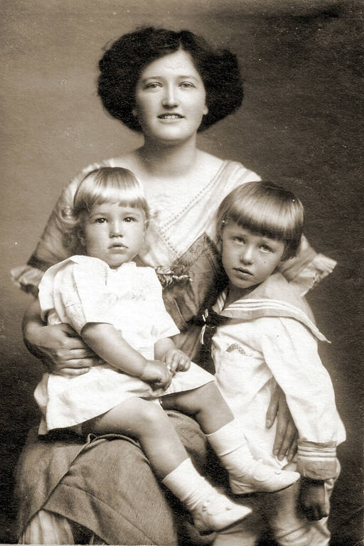 Lucie Strewe in Shanghai mit ihren Söhnen Elmar (li.) und Odo um 1914. Foto: Sunni Strewe / Lucie-Strewe-Stiftung