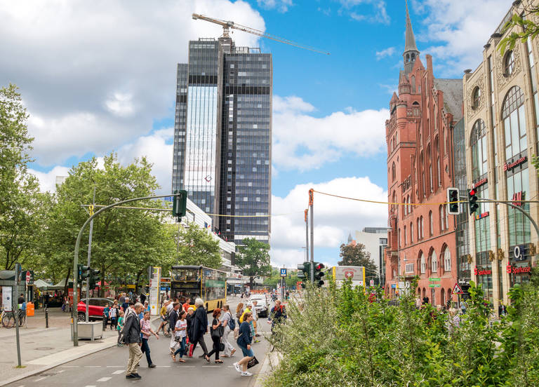 Reizvolle Bautenvielfalt an der Schloßstraße: Historisches Rathaus und vielversprechender Kreisel.