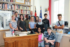 Dilek Kolat (vo. 2.v.l.) und Oliver Schworck (hi. l.) besuchten Schulleiter Michael Rudolph (hi. r.) und die Schüler/innen der Friedrich-Bergius-Schule. Foto: FBS